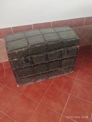 Baúl antiguo de madera y metal