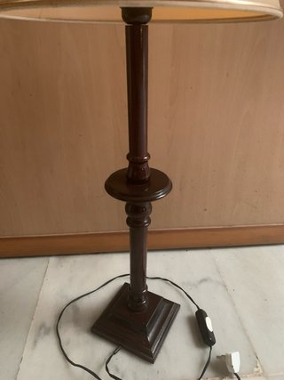 Lámpara de pie de madera y tela