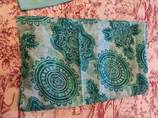 Vestido y fular verde azulado