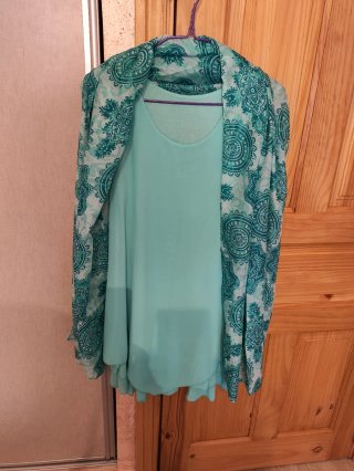 Vestido y fular verde azulado