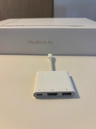 MacBook Air 13 M3 2024 y adaptador multipuerto