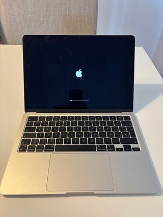 MacBook Air 13 M3 2024 y adaptador multipuerto