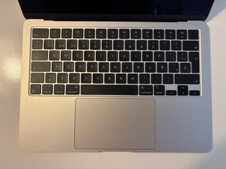 MacBook Air 13 M3 2024 y adaptador multipuerto