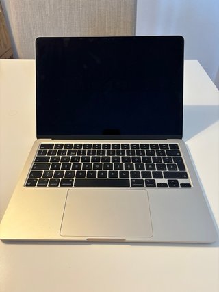 MacBook Air 13 M3 2024 y adaptador multipuerto