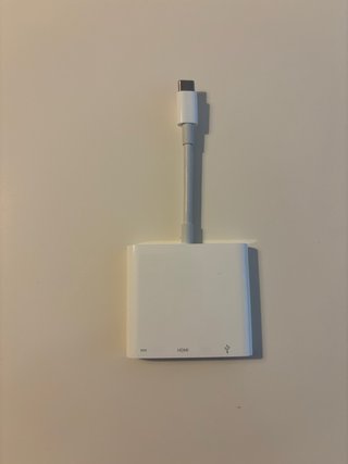MacBook Air 13 M3 2024 y adaptador multipuerto