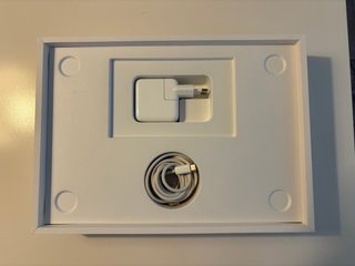 MacBook Air 13 M3 2024 y adaptador multipuerto