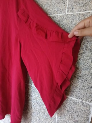 Blusa con volantes rojo cereza 4XL