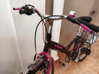 Bicicleta infantil rosa y blanca