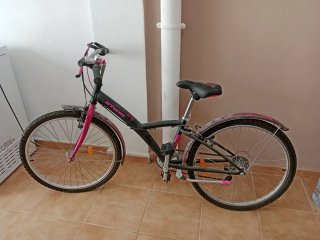 Bicicleta infantil rosa y blanca