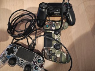 PS4 Fat Negra + 3 Mandos y Cables