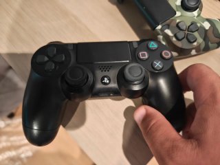 PS4 Fat Negra + 3 Mandos y Cables
