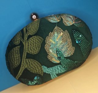 Bolso de fiesta ovalado verde bordado