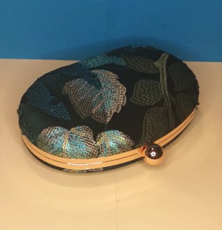 Bolso de fiesta ovalado verde bordado