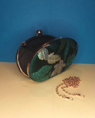 Bolso de fiesta ovalado verde bordado