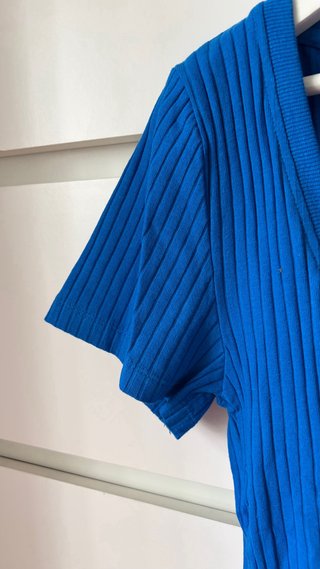 Camiseta azul eléctrico