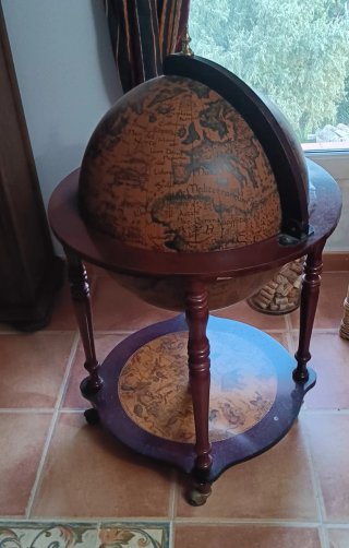 Botellero de madera con mapa antiguo