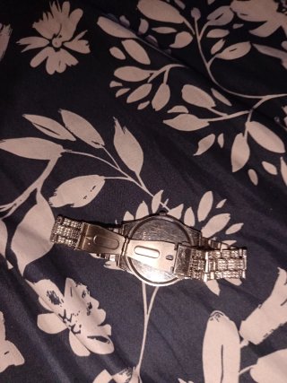 Reloj plateado con esfera azul