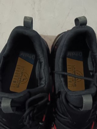 Zapatillas La Sportiva Negras y Rojas