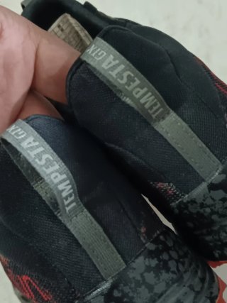 Zapatillas La Sportiva Negras y Rojas