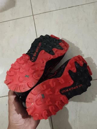 Zapatillas La Sportiva Negras y Rojas