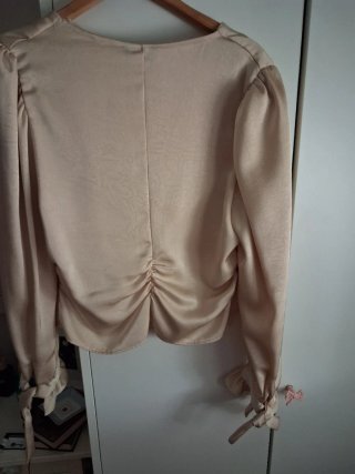 Camisa Zara beige satinada botones dorados