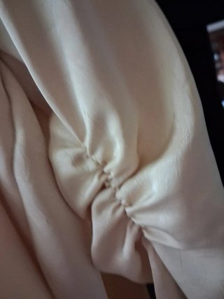 Camisa Zara beige satinada botones dorados
