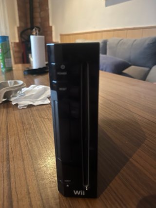 Nintendo Wii con 2 controller e gioco e un iPhone XR