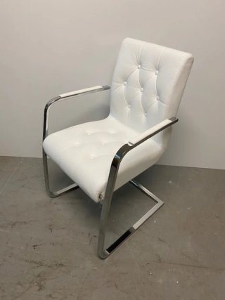 Sillón polipiel blanco con estructura metálica