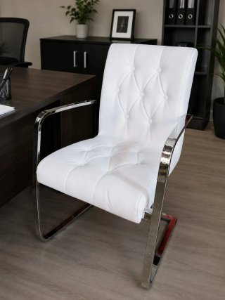 Sillón polipiel blanco con estructura metálica
