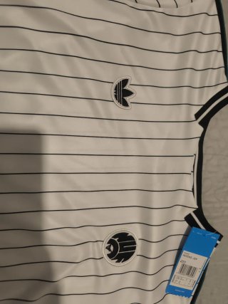 Camiseta Adidas Rayas Blancas y Negras