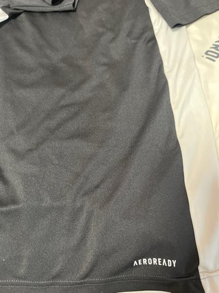 Camiseta deportiva Adidas negra