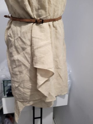 Vestido sin mangas beige con cinturón