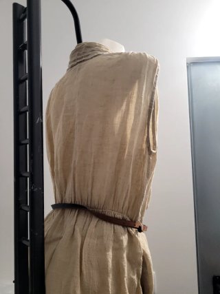 Vestido sin mangas beige con cinturón