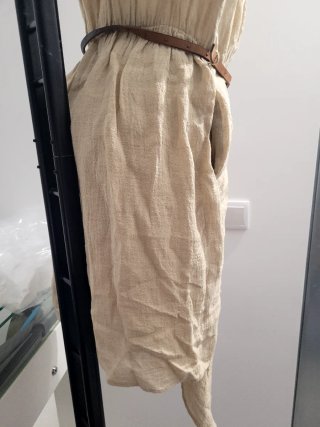 Vestido sin mangas beige con cinturón