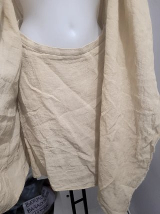 Vestido sin mangas beige con cinturón