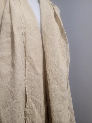 Vestido sin mangas beige con cinturón