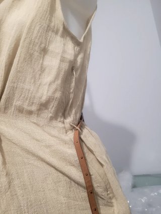 Vestido sin mangas beige con cinturón
