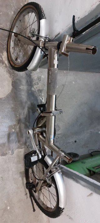 Bicicleta plegable le falta el manillar y sillin