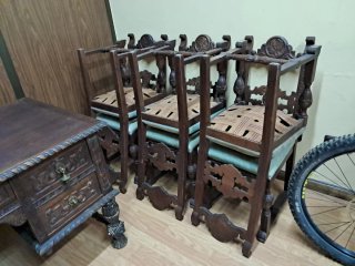 Silla de madera labrada estilo antiguo