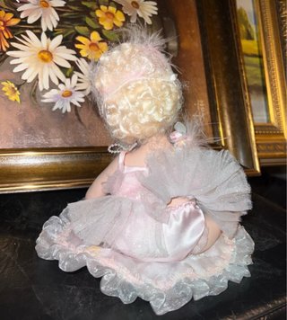 Muñeca de porcelana vintage con vestido rosa
