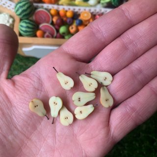 Miniatura di pera tagliata a metà