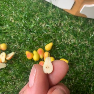 Miniatura di pera tagliata a metà