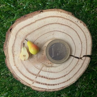 Miniatura di pera tagliata a metà
