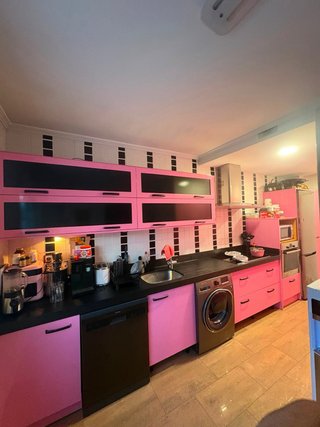 Cocina modular rosa y negra con electrodomesticos