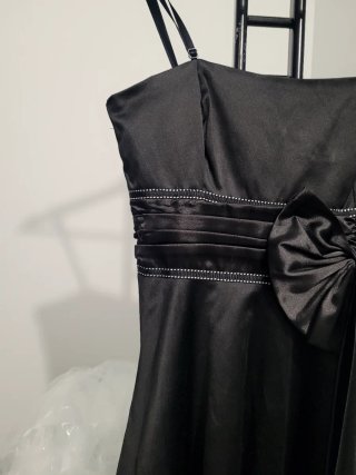 Vestido negro con lazo
