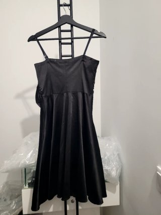 Vestido negro con lazo