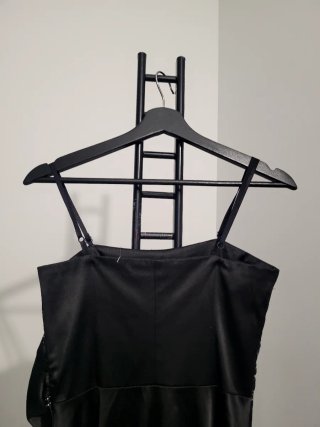 Vestido negro con lazo