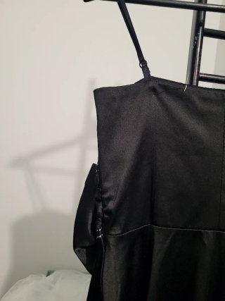 Vestido negro con lazo