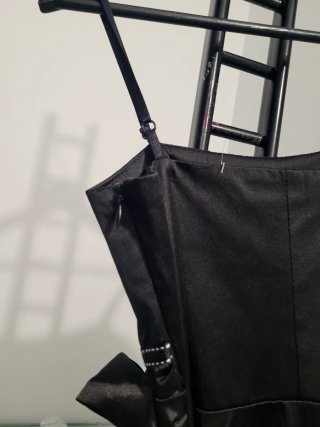 Vestido negro con lazo