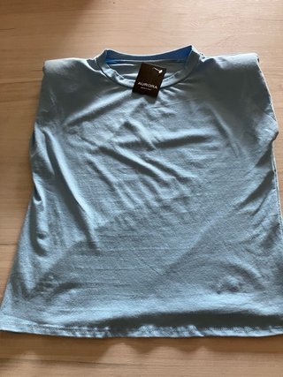 Camiseta azul con hombreras